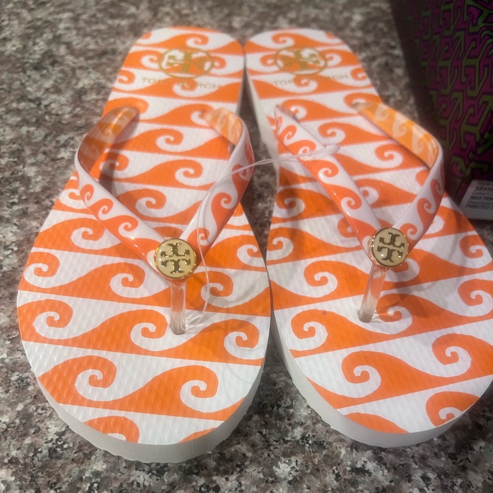 Tory Borch Flip Flops in Wave Print Orange Groove. Size 9